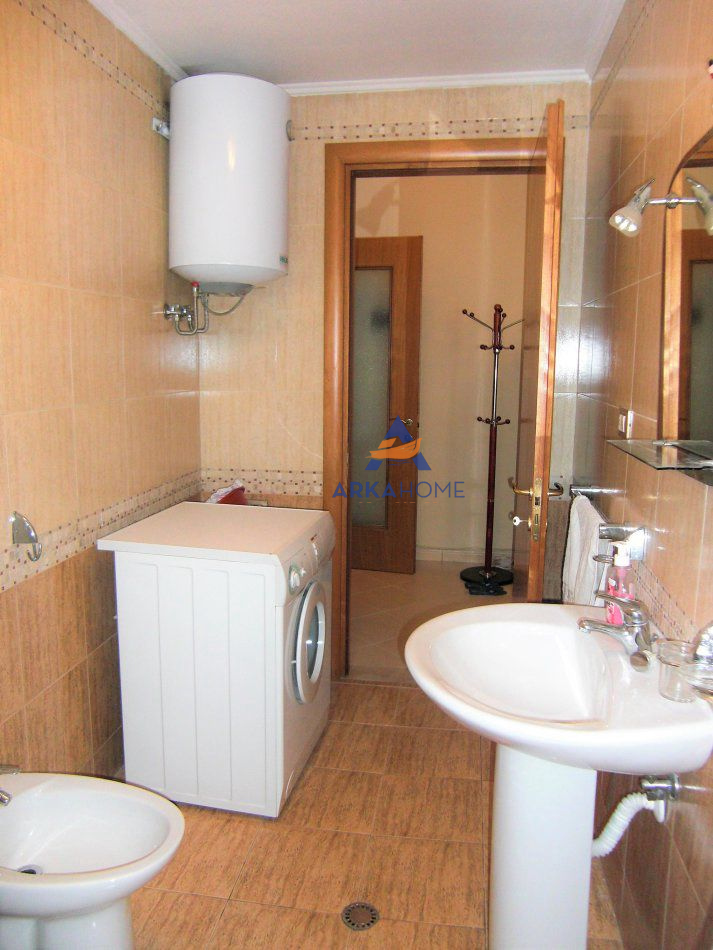 Tirane, jepet me qera apartament 1+1+Ballkon Kati 5, 75 m² 500 € (TE STACIONI I TRENIT)