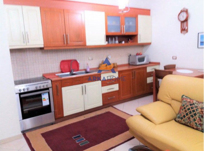 Tirane, jepet me qera apartament 1+1+Ballkon Kati 5, 75 m² 500 € (TE STACIONI I TRENIT)