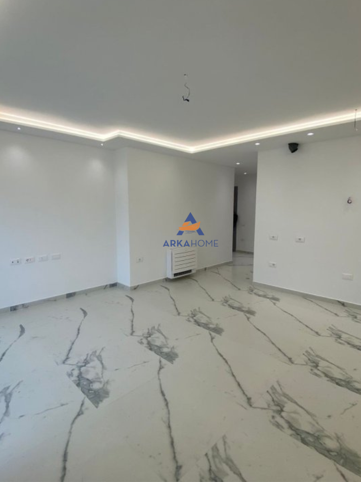 JEPET ME QERA AMBIENT BIZNESI 106 m² 1.050 € (Mine Peza)