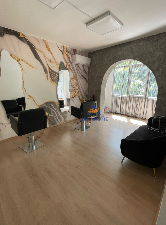 Tirane, jepet me qera ambjent biznesi Kati 2, 70 m² 700 € (RRUGA KAVAJES)