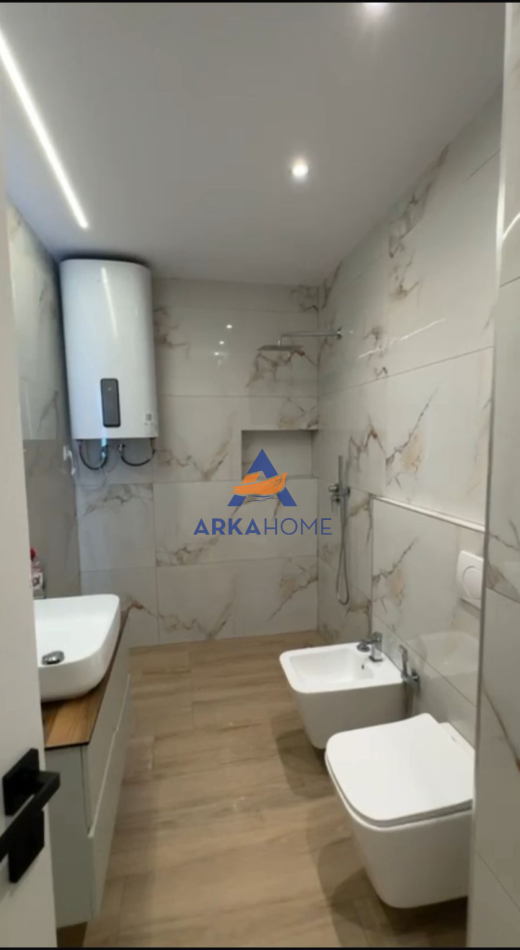 Tirane, jepet me qera ambjent biznesi Kati 2, 70 m² 700 € (RRUGA KAVAJES)