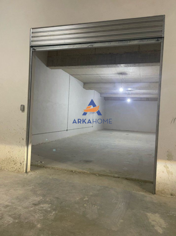 Tirane, jepet me qera magazine Kati -1, 170 m² 1.700 € (ISH STACIONI I TRENIT)