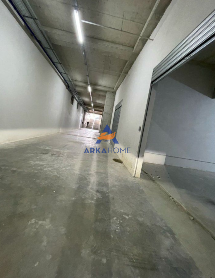 Tirane, jepet me qera magazine Kati -1, 170 m² 1.700 € (ISH STACIONI I TRENIT)