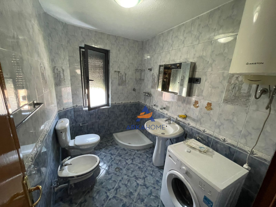Tirane, jepet me qera apartament 2+1+Ballkon Kati 5, 90 m² 500 € (ISH STACIONI I TRENIT)