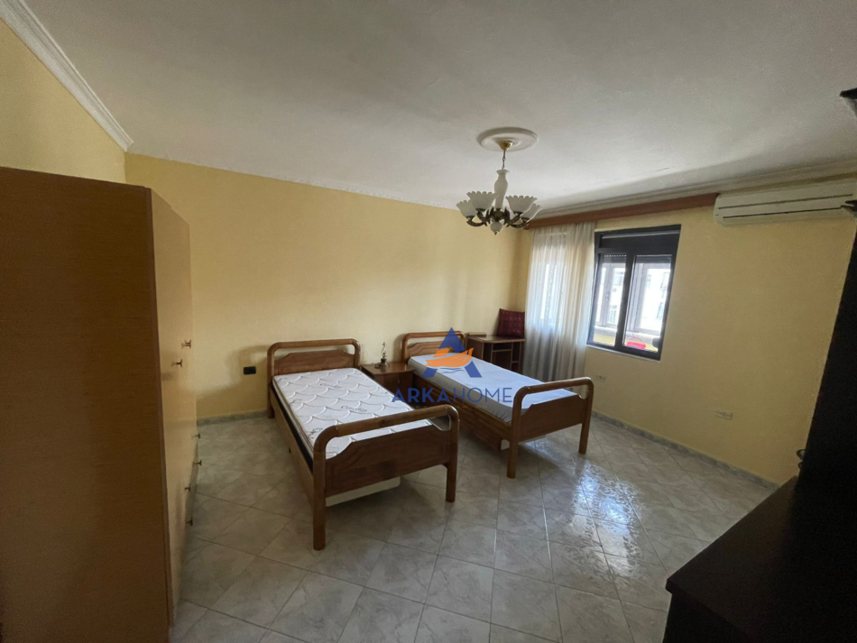 Tirane, jepet me qera apartament 2+1+Ballkon Kati 5, 90 m² 500 € (ISH STACIONI I TRENIT)