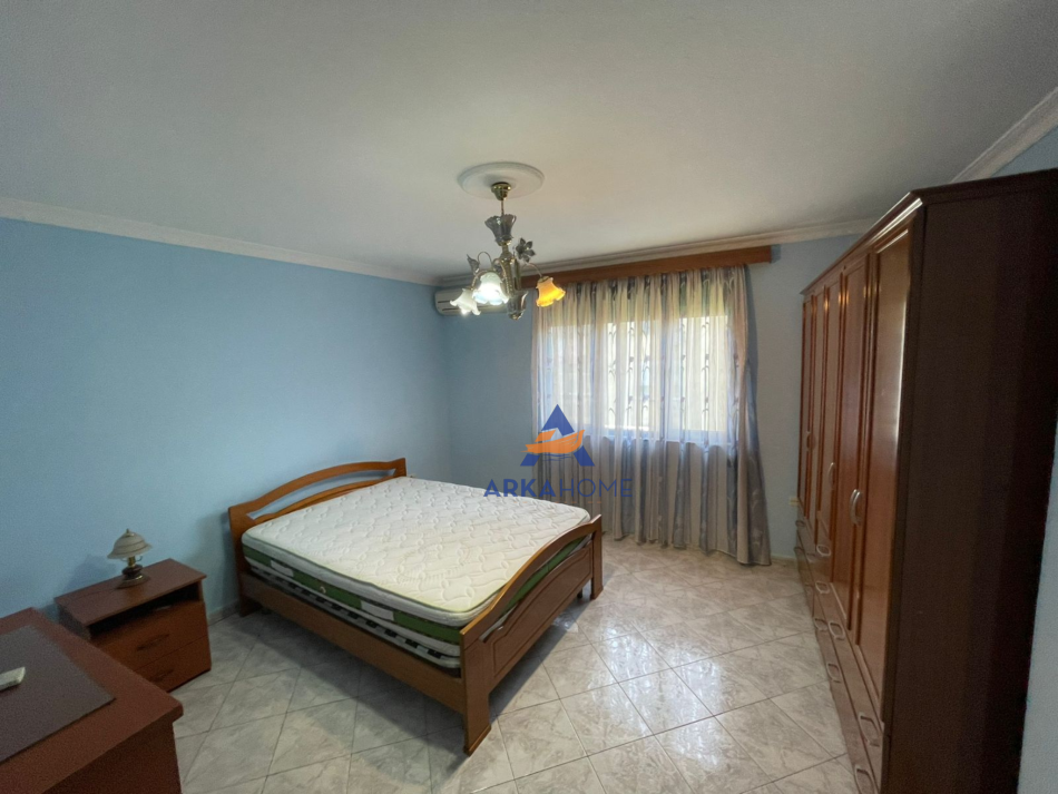 Tirane, jepet me qera apartament 2+1+Ballkon Kati 5, 90 m² 500 € (ISH STACIONI I TRENIT)