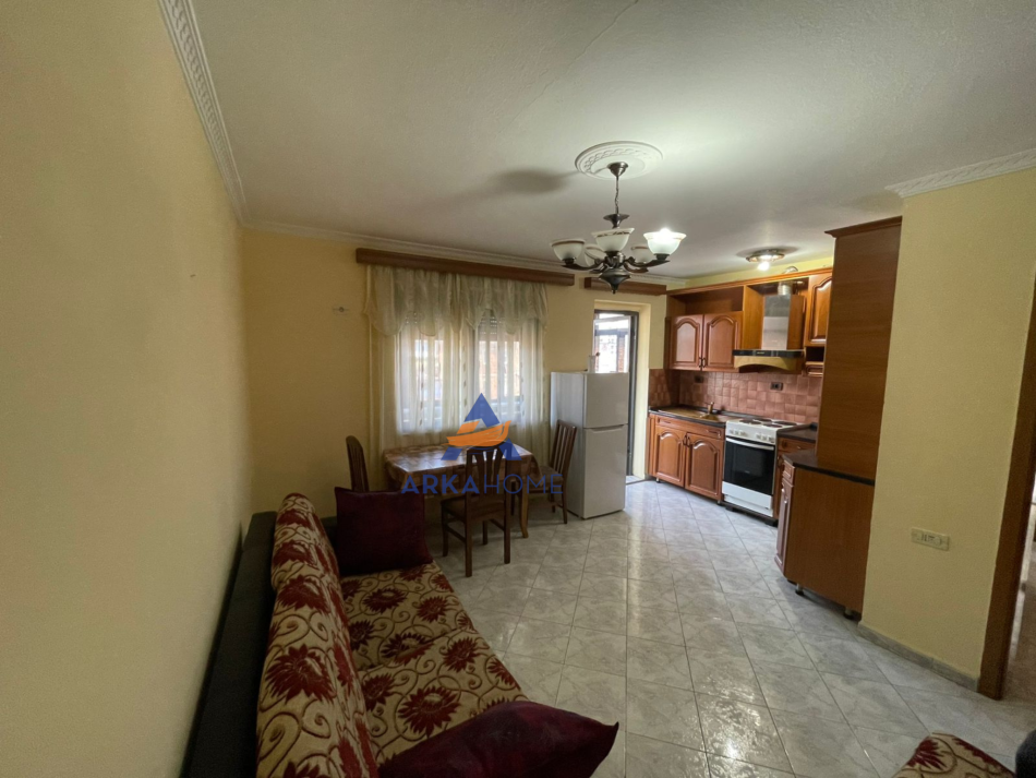 Tirane, jepet me qera apartament 2+1+Ballkon Kati 5, 90 m² 500 € (ISH STACIONI I TRENIT)