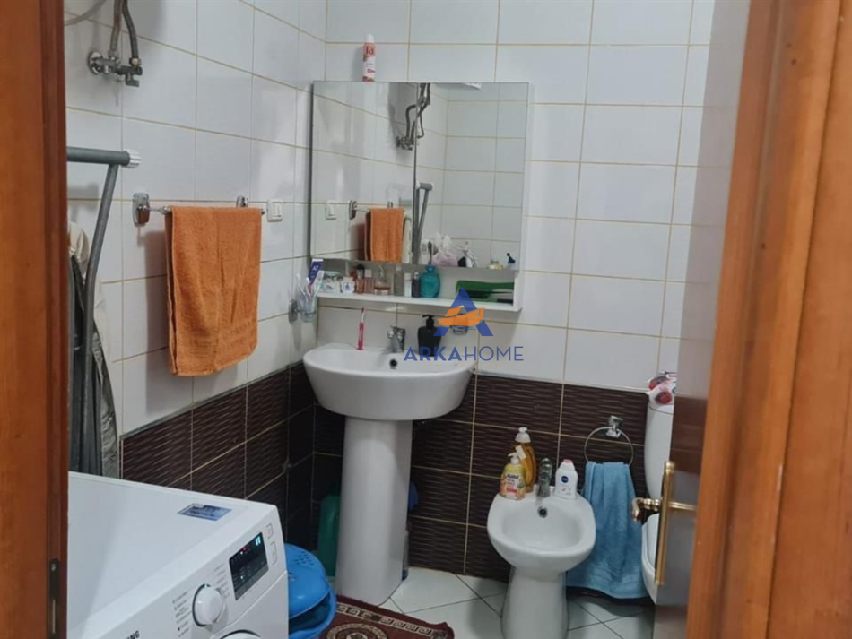 Tirane, jepet me qera apartament 1+1+Ballkon Kati 6, 71 m² 600 € (YZBERISHT)