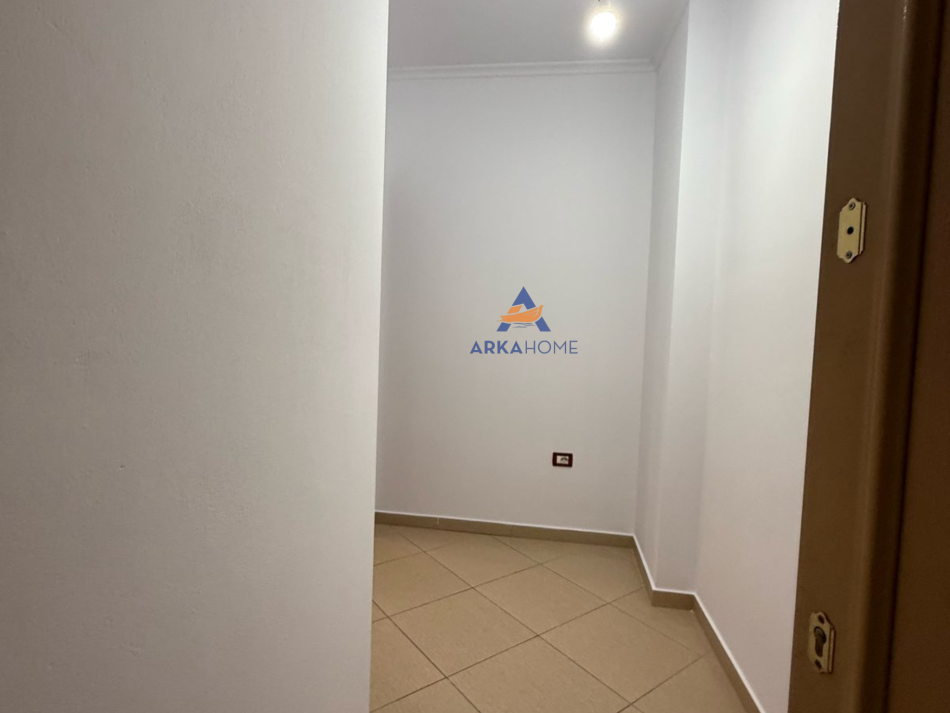 Tirane, jepet me qera apartament 2+1+Ballkon Kati 2, 115 m² 400 € (PRANE BAR BOHEMIT,UNAZA E RE)