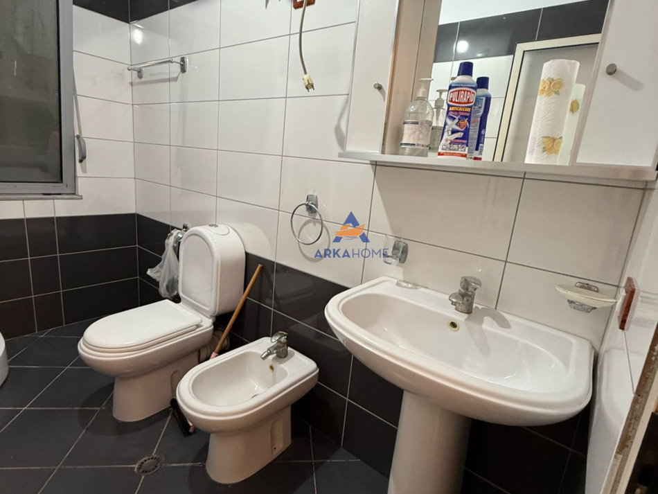 Tirane, jepet me qera apartament 2+1+Ballkon Kati 2, 115 m² 400 € (PRANE BAR BOHEMIT,UNAZA E RE)