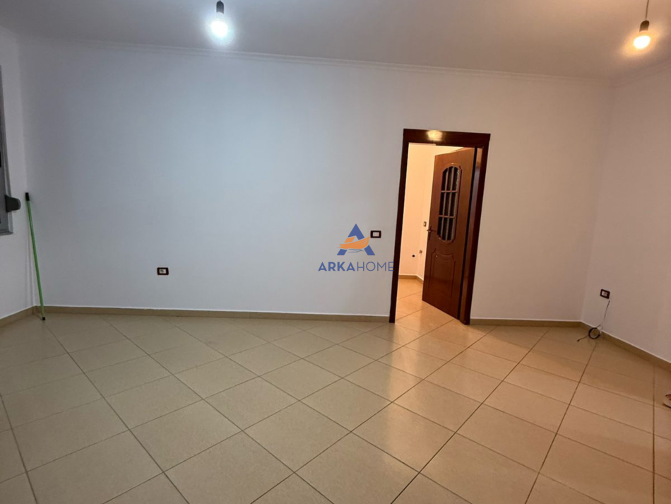 Tirane, jepet me qera apartament 2+1+Ballkon Kati 2, 115 m² 400 € (PRANE BAR BOHEMIT,UNAZA E RE)