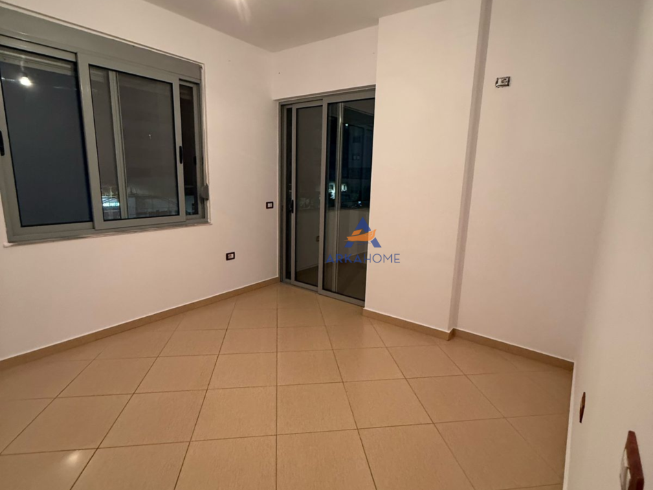 Tirane, jepet me qera apartament 2+1+Ballkon Kati 2, 115 m² 400 € (PRANE BAR BOHEMIT,UNAZA E RE)