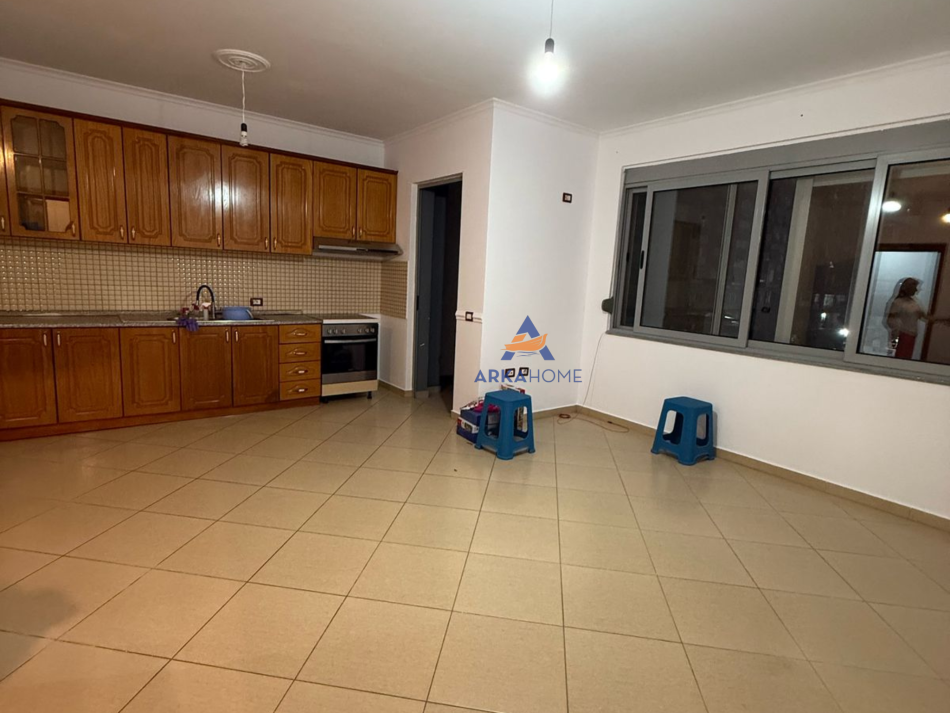 Tirane, jepet me qera apartament 2+1+Ballkon Kati 2, 115 m² 400 € (PRANE BAR BOHEMIT,UNAZA E RE)