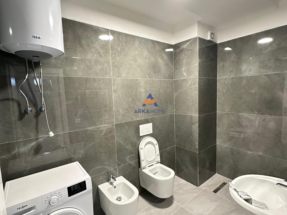 Tirane, jepet me qera apartament 2+1+Ballkon Kati 8, 110 m² 612 € (TE KOMPLEKSI JOLLA,UNAZA E RE)