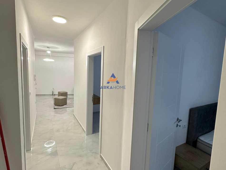Tirane, jepet me qera apartament 2+1+Ballkon Kati 8, 110 m² 612 € (TE KOMPLEKSI JOLLA,UNAZA E RE)