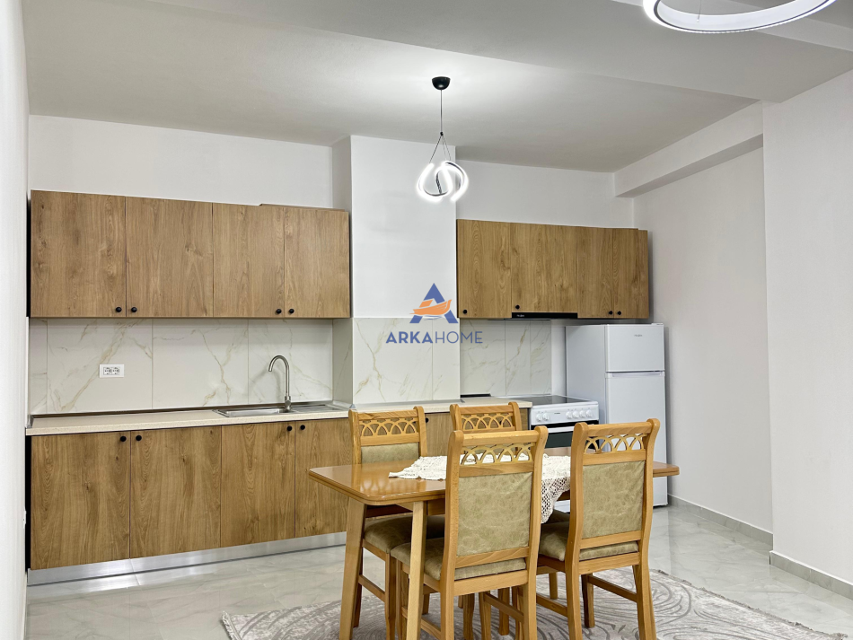 Tirane, jepet me qera apartament 2+1+Ballkon Kati 8, 110 m² 612 € (TE KOMPLEKSI JOLLA,UNAZA E RE)