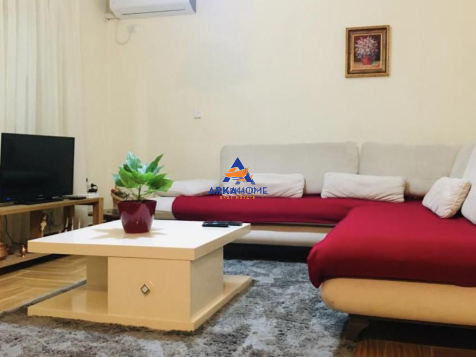 Tirane, jepet me qera apartament 1+1+Ballkon Kati 3, 55 m² 408 € (PRANE SHKOLLES SE BASHKUAR, OXHAKU)
