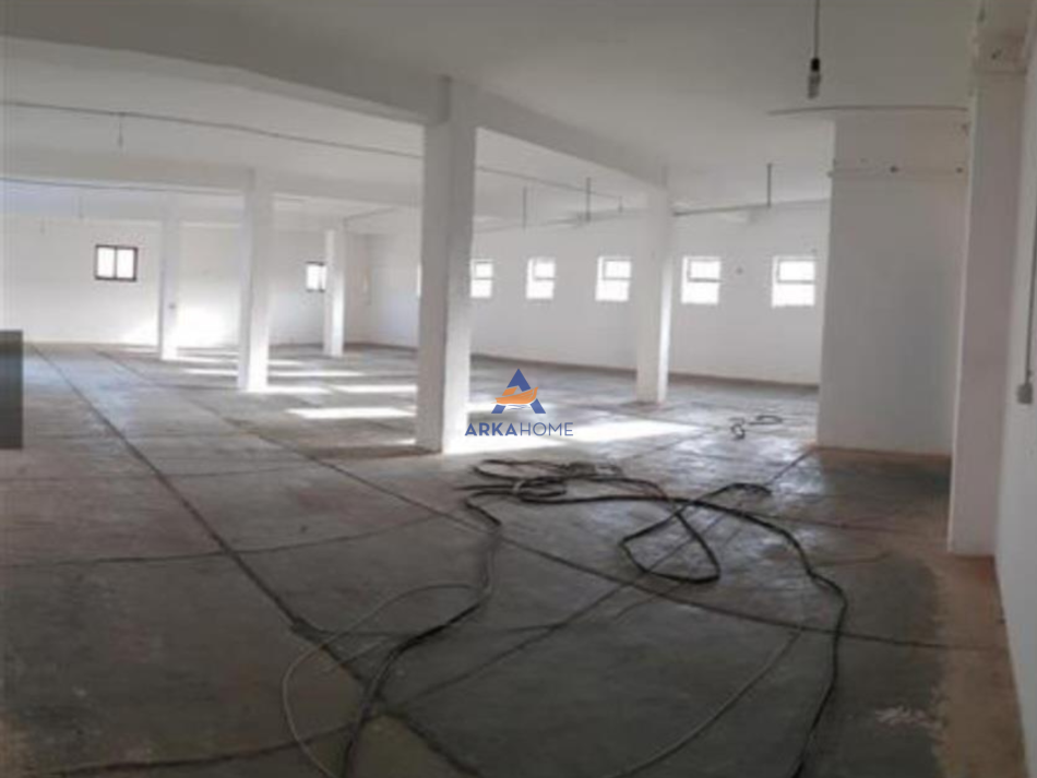 Tirane, jepet me qera magazine Kati 0, 600 m² 1.200 € (NE TUFINË)