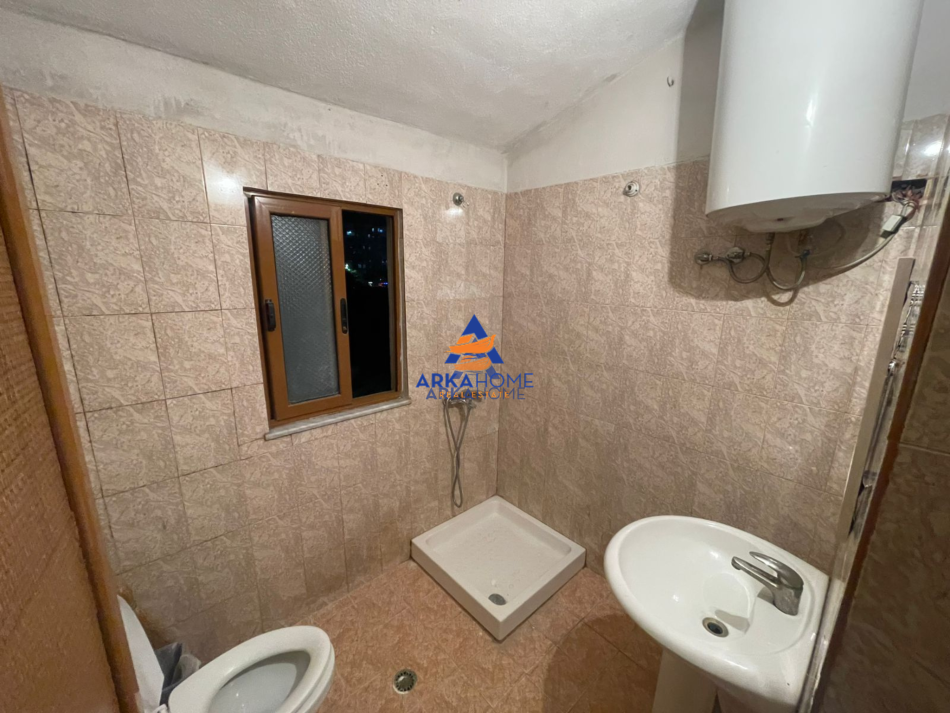 Tirane, jepet me qera apartament 1+1+Ballkon Kati 4, 70 m² 350 € (TE GLOBE PERBALL ME DELIJORGJIN)