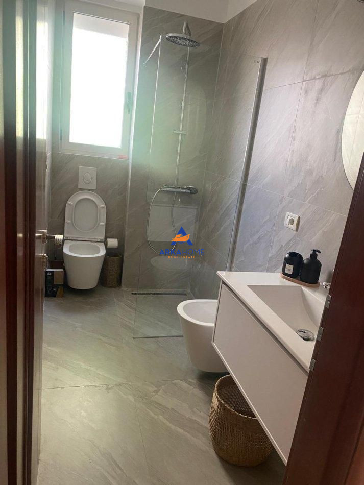 Tirane, jepet me qera apartament 1+1+Ballkon Kati 2, 65 m² 500 € (KOMUNA E PARISIT)