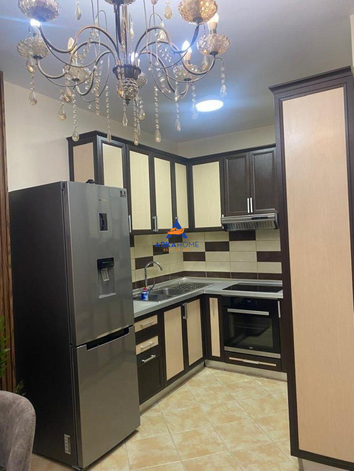 Tirane, jepet me qera apartament 1+1+Ballkon Kati 2, 65 m² 500 € (KOMUNA E PARISIT)