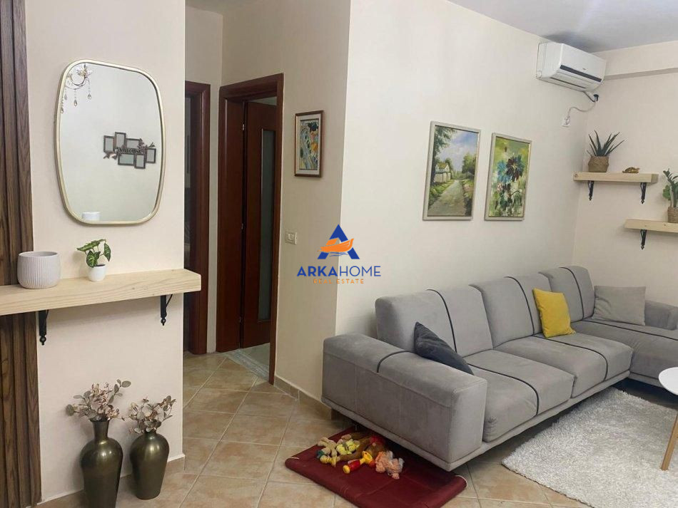 Tirane, jepet me qera apartament 1+1+Ballkon Kati 2, 65 m² 500 € (KOMUNA E PARISIT)