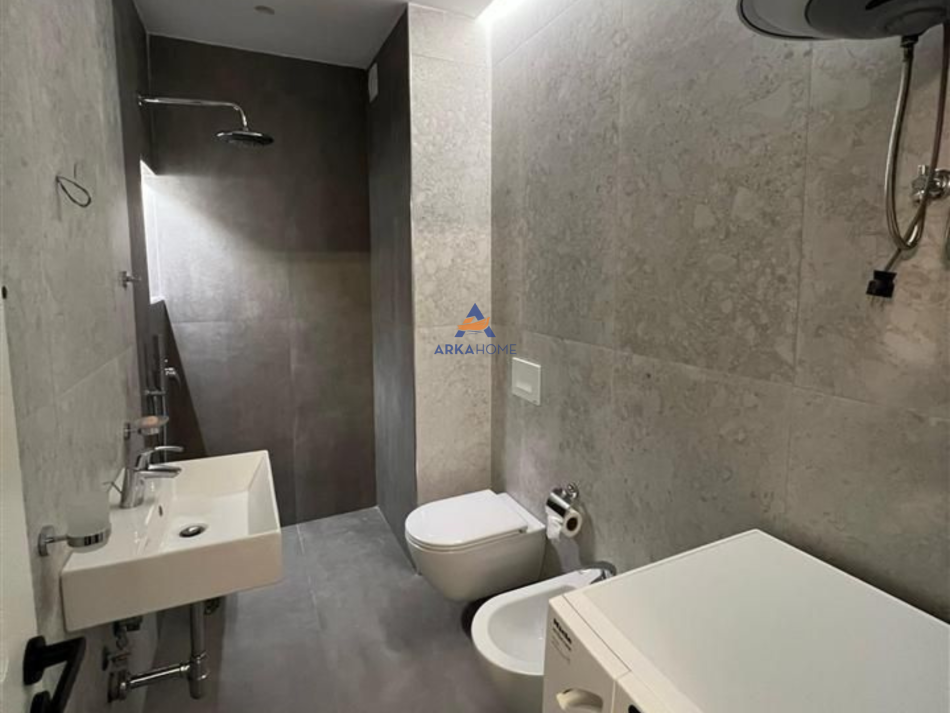 Tirane, jepet me qera apartament 1+1 Kati 4, 65 m² 500 € (UNIVERS CITY PRANE QTU)