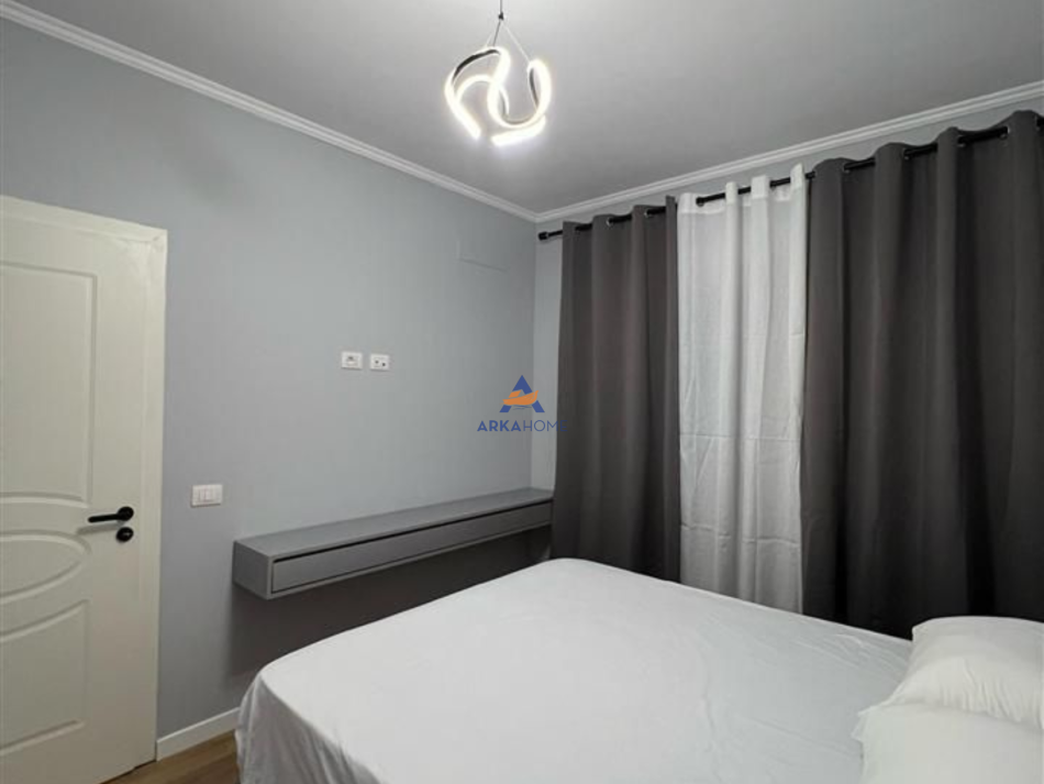 Tirane, jepet me qera apartament 1+1 Kati 4, 65 m² 500 € (UNIVERS CITY PRANE QTU)