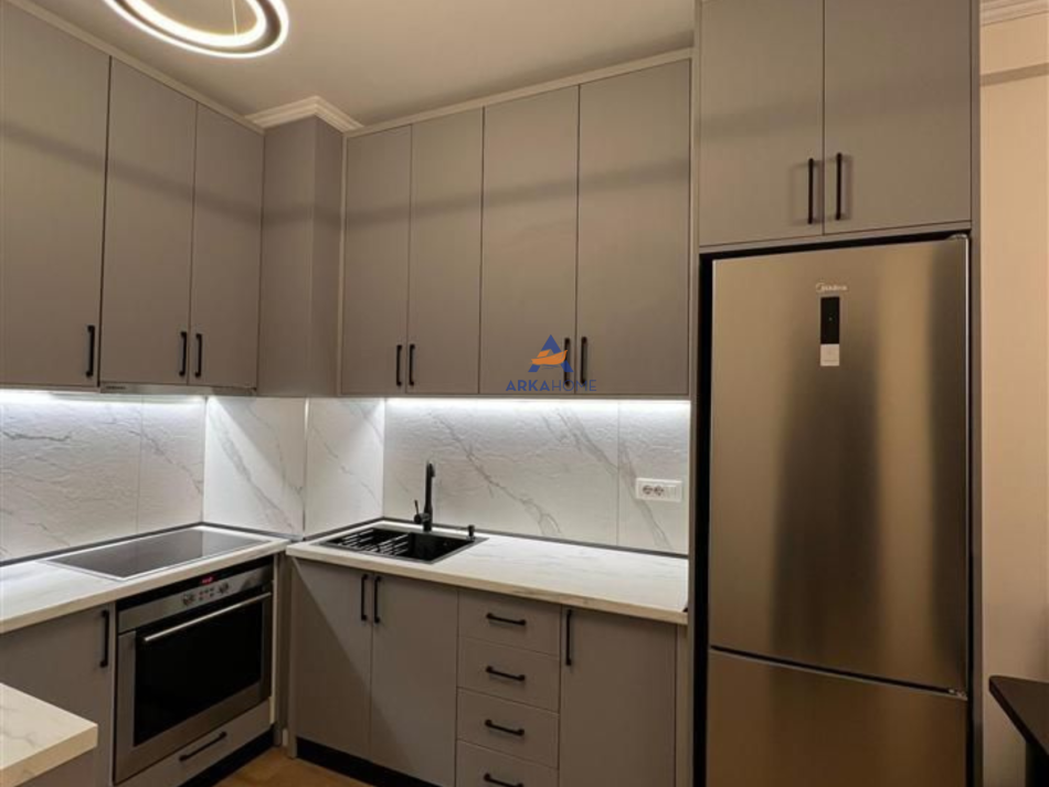 Tirane, jepet me qera apartament 1+1 Kati 4, 65 m² 500 € (UNIVERS CITY PRANE QTU)