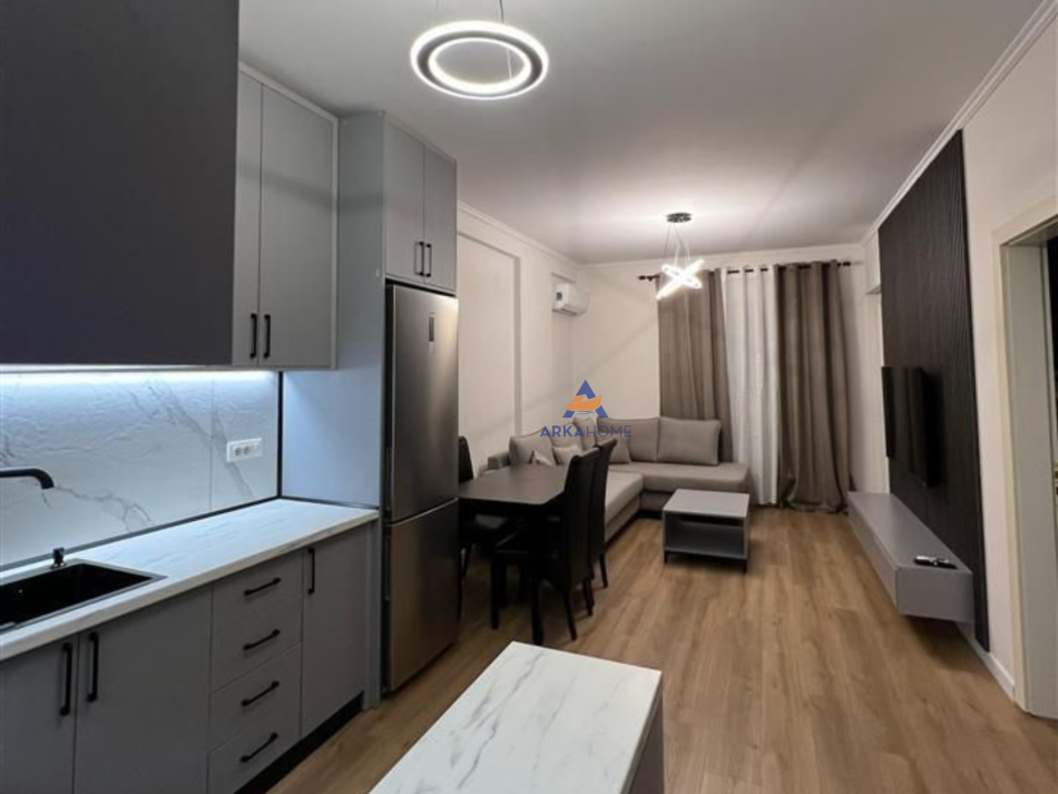 Tirane, jepet me qera apartament 1+1 Kati 4, 65 m² 500 € (UNIVERS CITY PRANE QTU)
