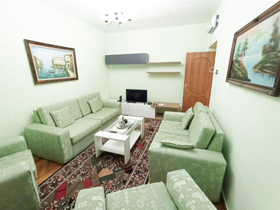 Tirane, jepet me qera apartament 2+1 Kati 2, 90 m² 650 € (Bllok)