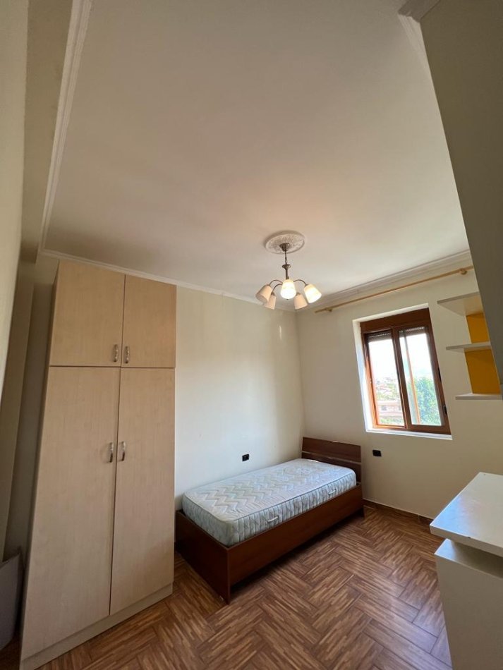 Tirane, jepet me qera apartament 3+1+Ballkon Kati 3, 180 m² 400 € (Yzberisht)