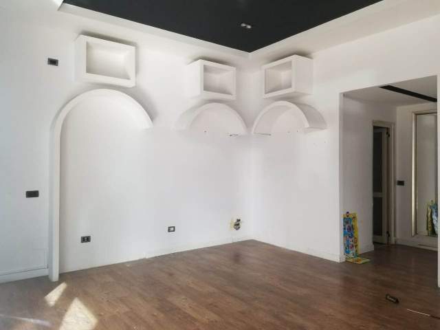Elbasan, jepet me qera ambjent biznesi 40 m² 30.000 Leke