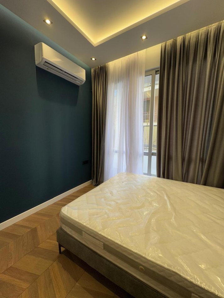 Tirane, jepet me qera 1+1 Kati 5, 65 m² 530 € (liqeni i thate)