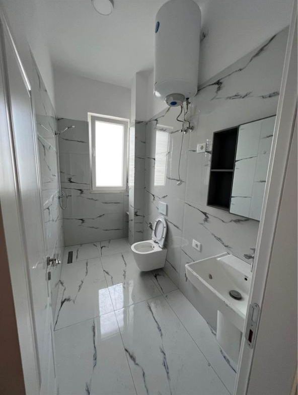 Tirane, jepet me qera apartament 2+1 Kati 1, 85 m² 350 € (Kamez)