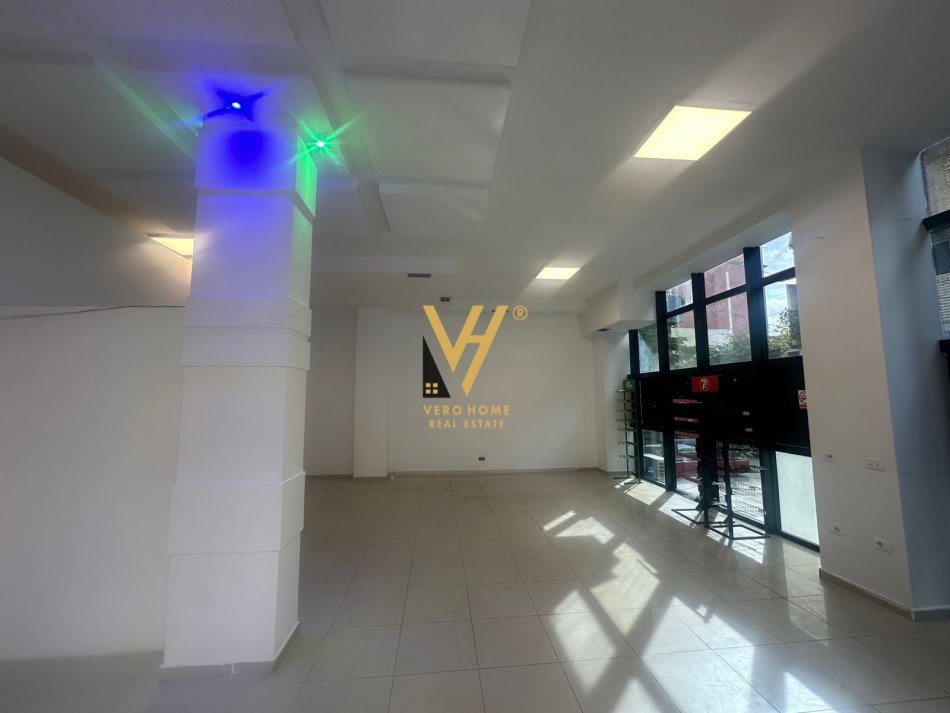 Tirane, jepet me qera dyqan Kati 0, 100 m² 850 € (BRRYLI)