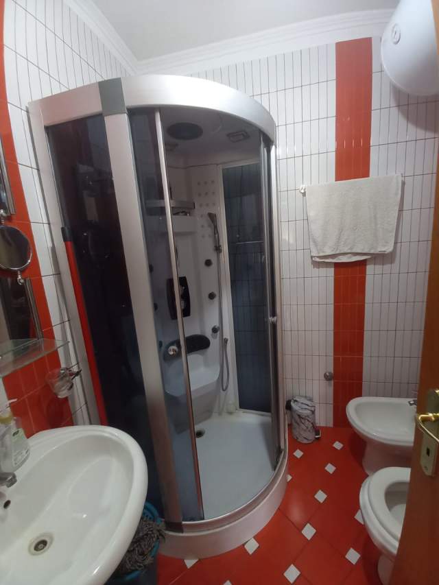 Tirane, jepet me qera garsonjere Kati 2, 32 m² 300 Euro (Rruga Mihal Duri)