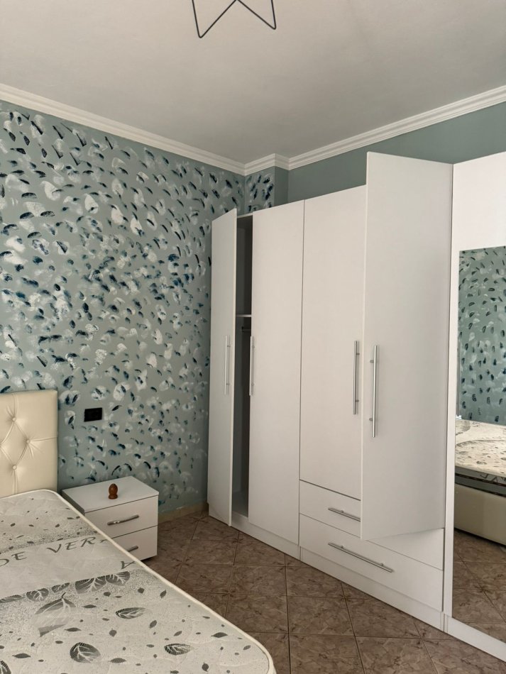 Tirane, jepet me qera apartament 2+1+Ballkon Kati 2, 90 m² 500 € (Selvia , prane viles gold)