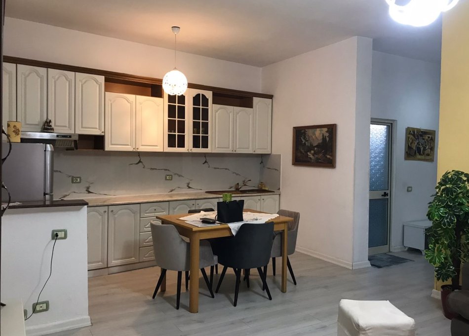 Tirane, jepet me qera apartament 1+1 Kati 2, 75 m² 650 € (QENDER,RRUGA BARDHOK BIBA)