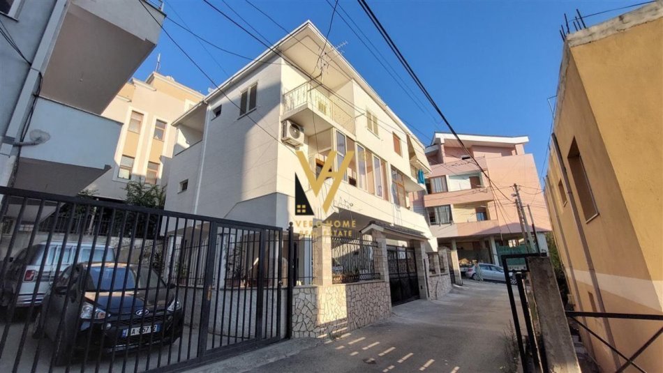Tirane, jepet me qera Vile Tre kateshe ,  3+1+Ballkon Kati 0, 150 m² 500 € (FRESK)