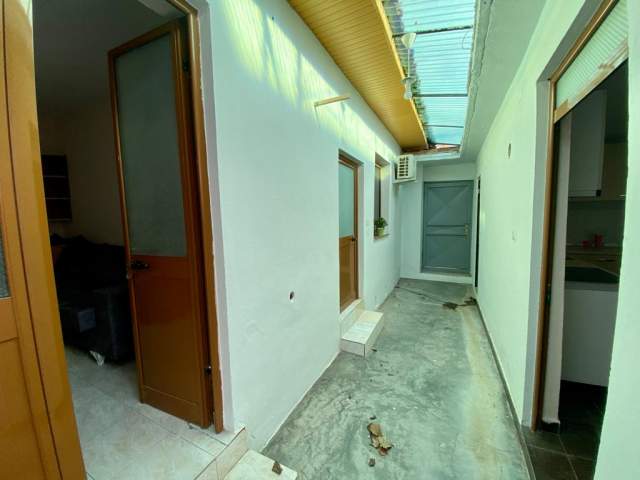 Tirane, jepet me qera Vile 2+1 Kati 1, 85 m² 320 Euro (Xhamlliku)