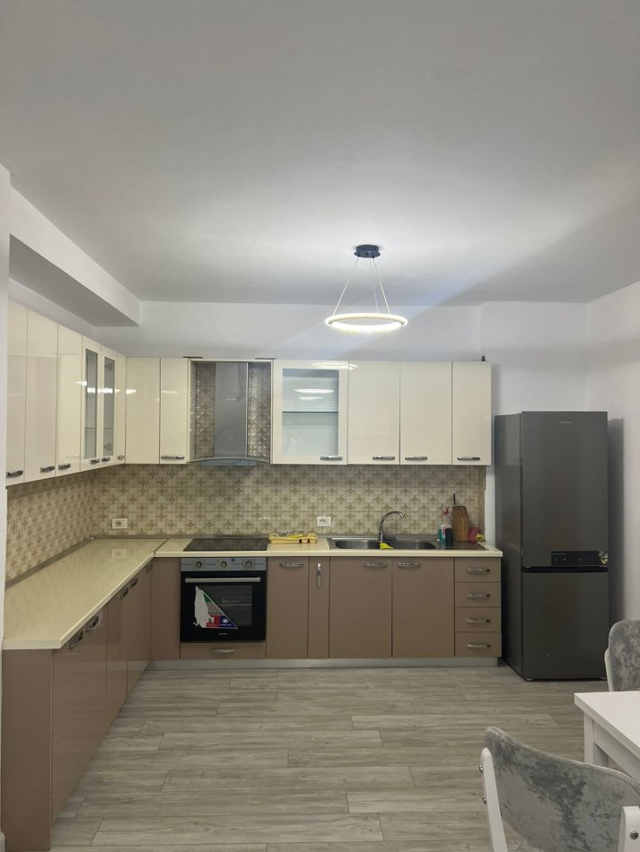 Tirane, jepet me qera apartament 2+1+Ballkon Kati 8, 98 m² 550 € (Astir , bar SANTANA)
