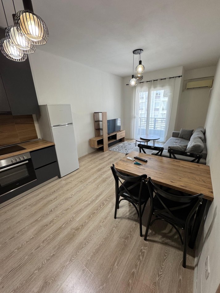 Tirane, jepet me qera apartament 2+1+Ballkon Kati 7, 83 m² 600 € (Rruga ndre mjeda)