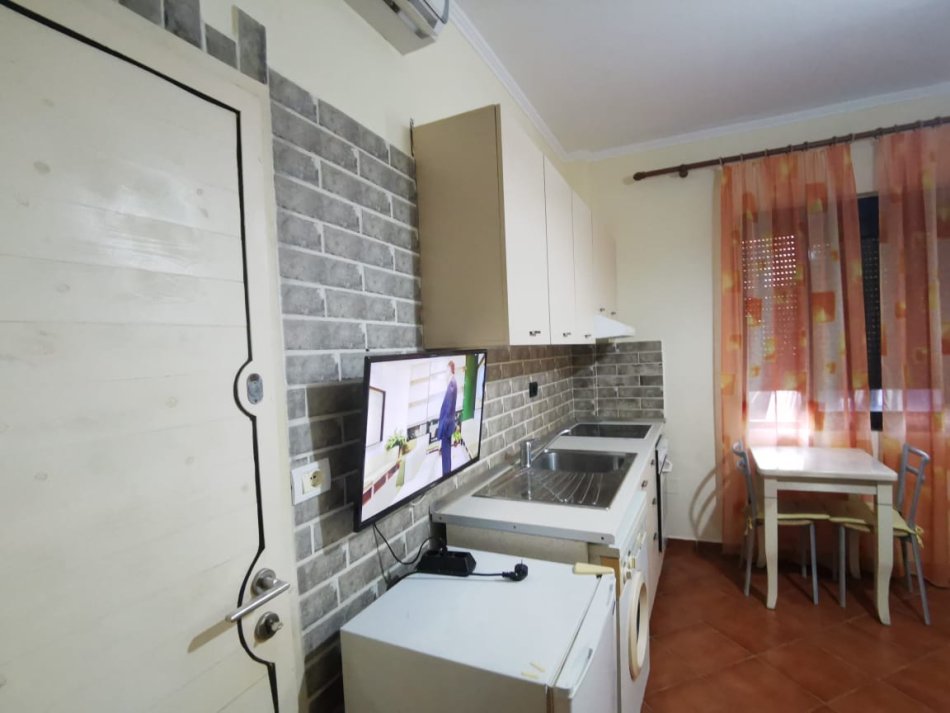 Tirane, jepet me qera garsonier Kati 1, 40 m² 350 € (5Maj)