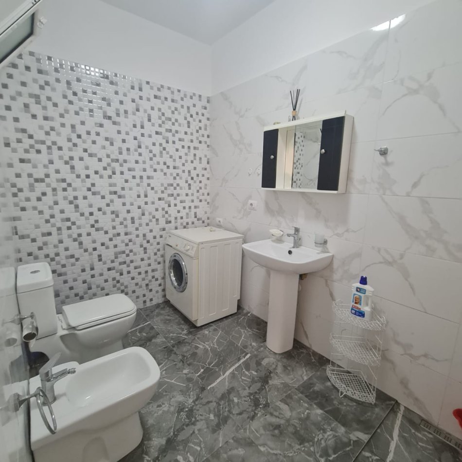 Tirane, jepet me qera apartament 1+1 Kati 4, 70 m² 500 € (rruga e kavajes)