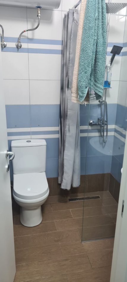 Tirane, jepet me qera apartament 1+1+Ballkon Kati 3, 65 m² 350 € (Ali Demi ,prane azilit te pleqeve)