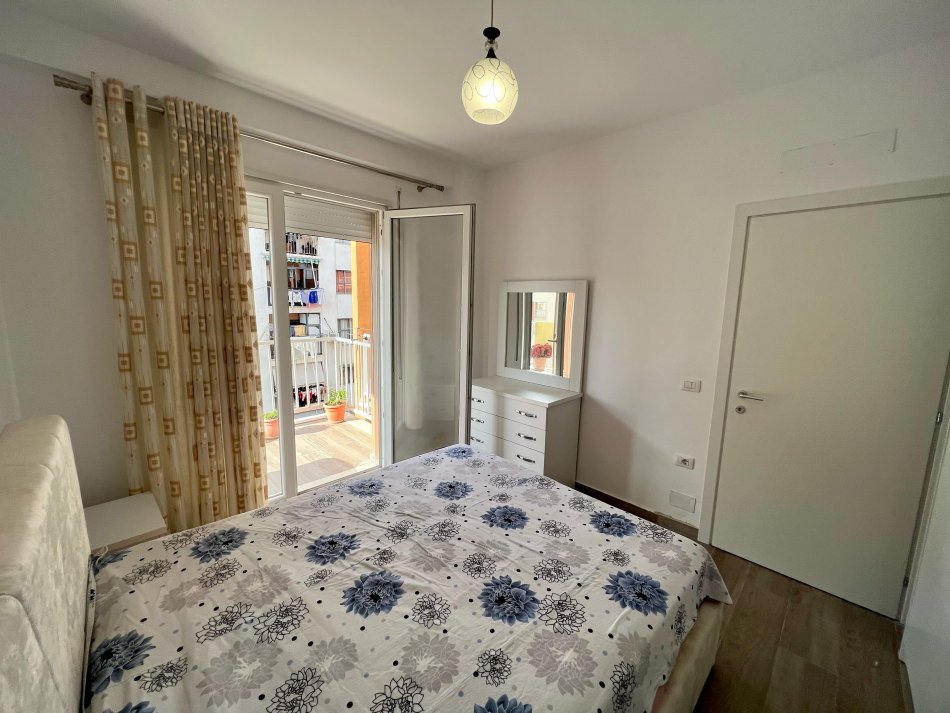 Tirane, jepet me qera 1+1 Kati 5, 75 m² 450 € (rruga 5 maji)