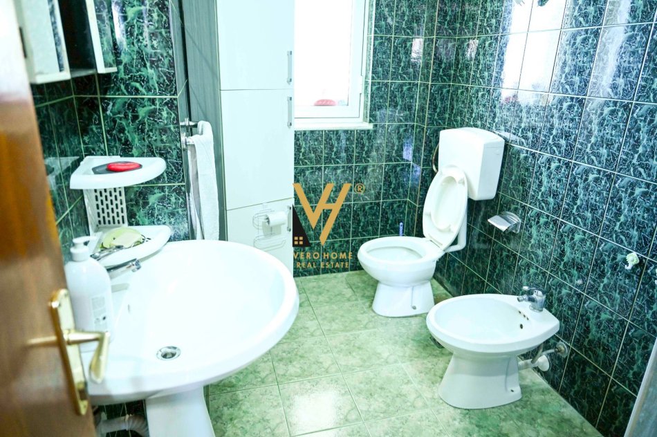 Tirane, jepet me qera apartament 2+1+Ballkon Kati 4, 78 m² 650 € (SHKOLLA E KUQE)