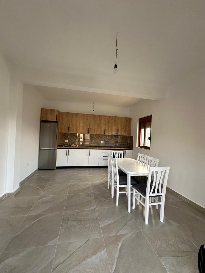 Tirane, jepet me qera apartament 3+1 Kati 3, 600 m² 600 € (Astir)