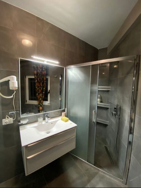 Tirane, jepet me qera apartament 2+1+BLK Kati 5, 85 m² 550 Euro (Vasil Shanto,prane hotel diplomatit)